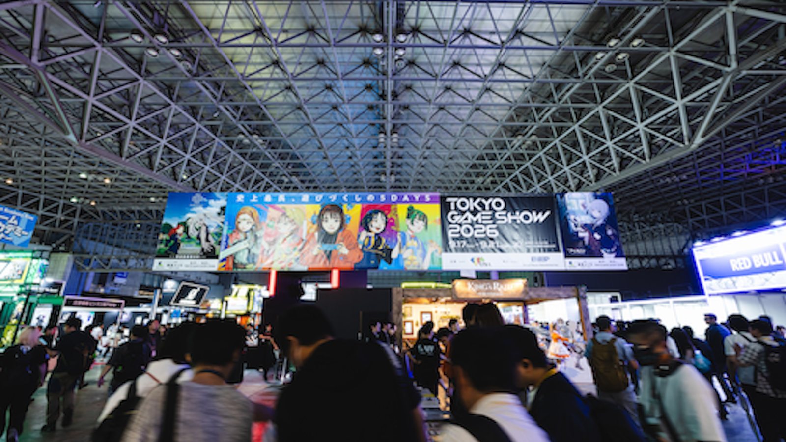 Besucher gehen unter dem Tokyo Game Show 2026-Schild in der Makuhari Messe-Ausstellungshalle entlang.